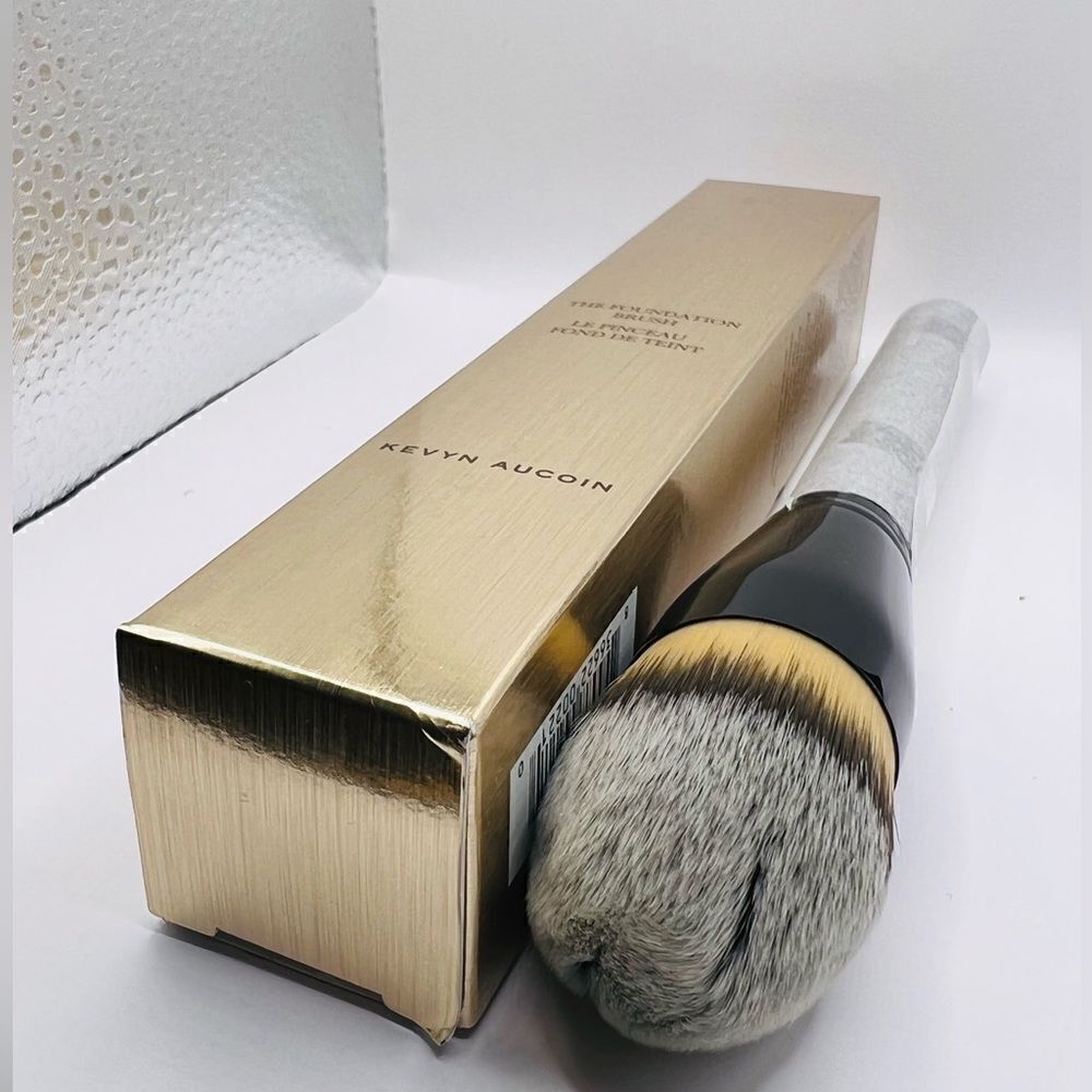 Kevyn Aucoin Brush- The Foundation Brush , The Make Up Cosmetic Brush